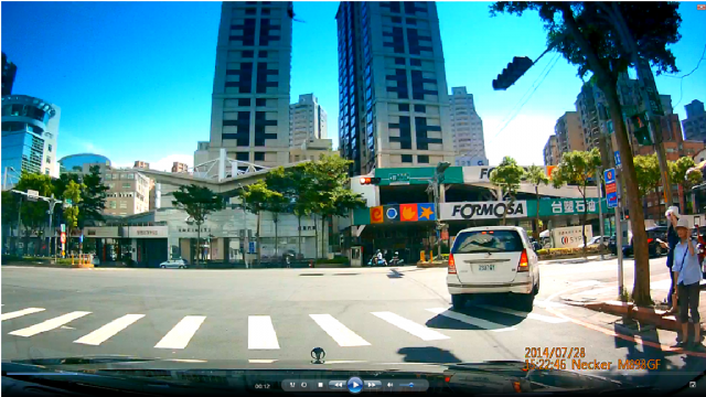 7937-QY未保持距離變換車道,闖紅燈.可以檢舉成功嗎