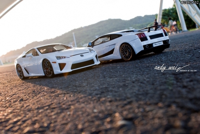 【寫真】東西洋會師─Lexus LFA vs. Lamborghini Gallardo Superleggera 1:18