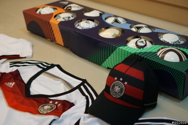 [ 分享] 2014 World Cup 德國國家隊 球員版限量盒裝球衣 & 寶寶版套裝球衣