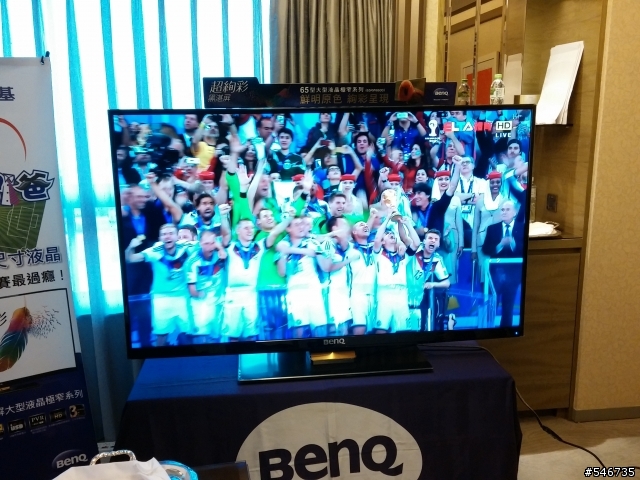 BenQ呼朋引『爸』球賽轟趴，大尺寸電視65RW6600看世足冠軍賽分享