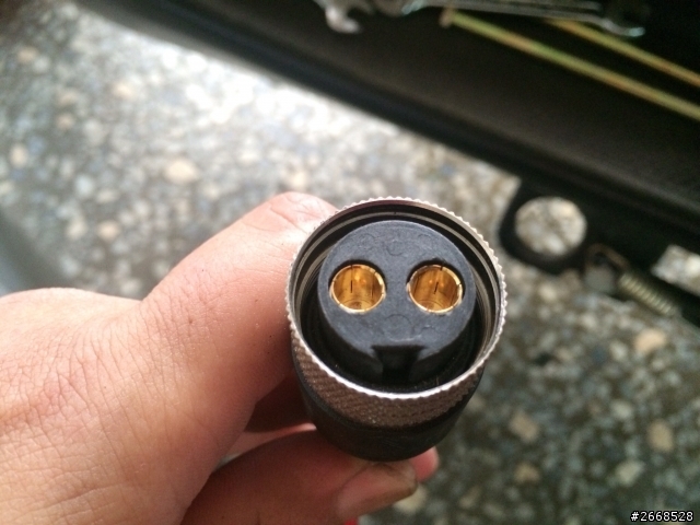 這電池接頭是什麼接頭型號呢？能承受4300w嗎？(以查到規格了）