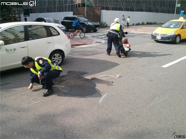 2013.11.27 車禍 機車閃避未禮讓直行車之轉彎車輛