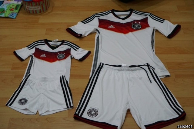 [ 分享] 2014 World Cup 德國國家隊 球員版限量盒裝球衣 & 寶寶版套裝球衣