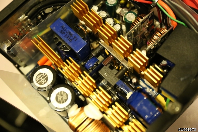 技嘉科技-白金電源供應器SUMO白金牌電源開箱...XD