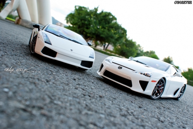 【寫真】東西洋會師─Lexus LFA vs. Lamborghini Gallardo Superleggera 1:18