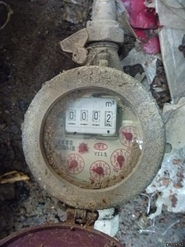 好麻煩   兩間相連透天厝用水問題...