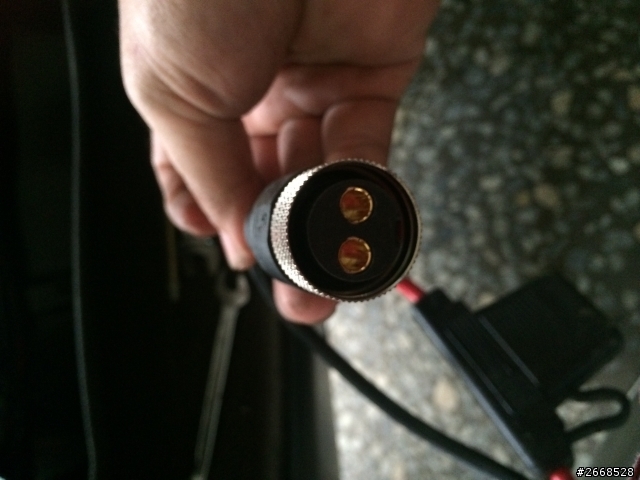 這電池接頭是什麼接頭型號呢？能承受4300w嗎？(以查到規格了）