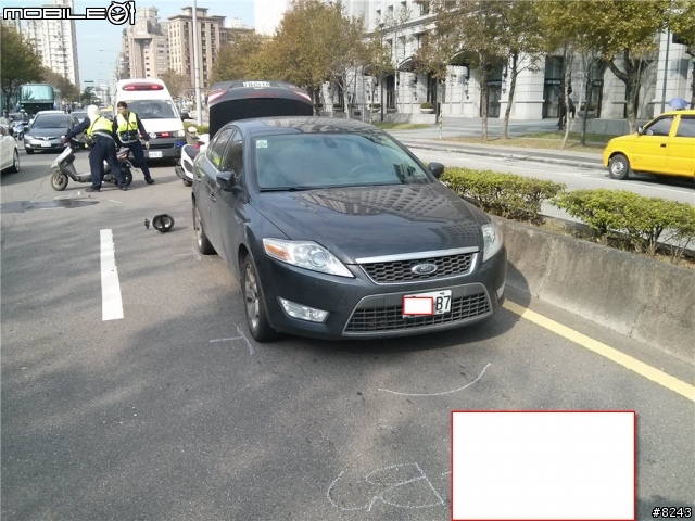 2013.11.27 車禍 機車閃避未禮讓直行車之轉彎車輛