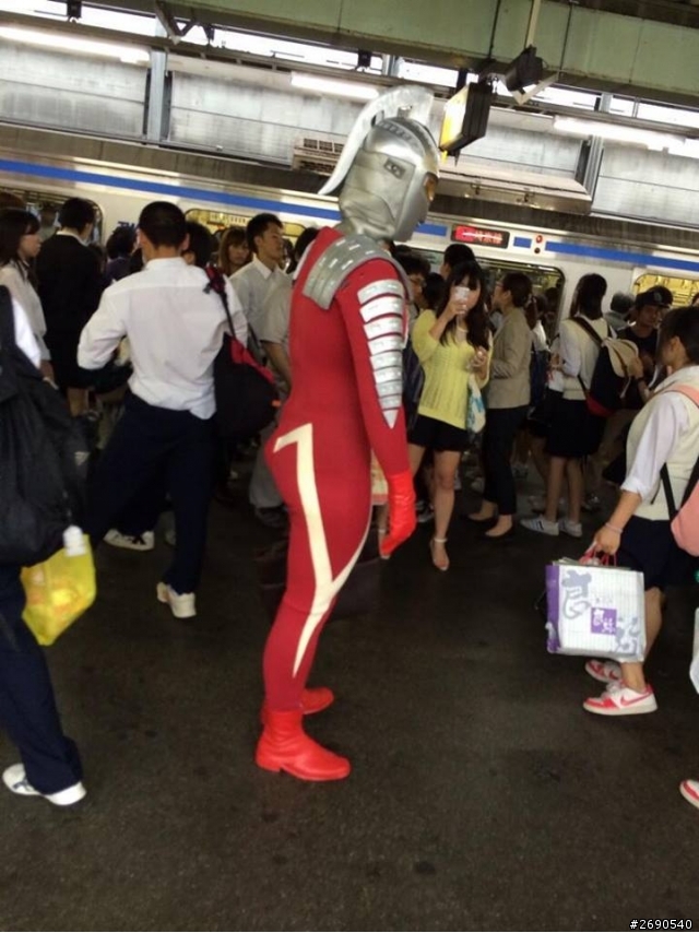 鹹蛋超人下班，慘遭女警…