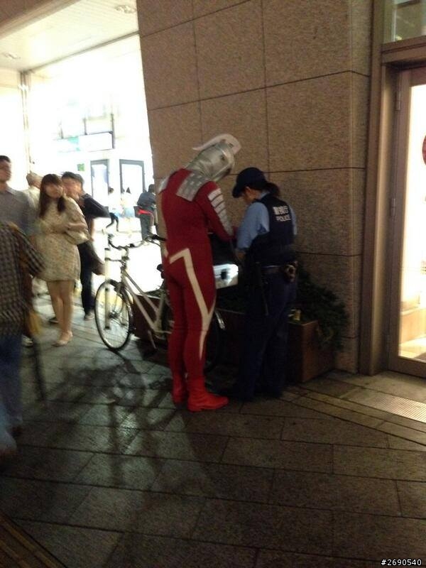 鹹蛋超人下班，慘遭女警…