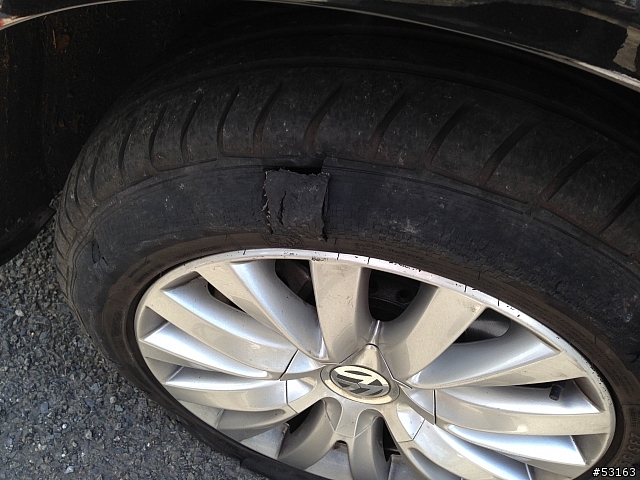 VW Phaeton高速公路爆胎了……