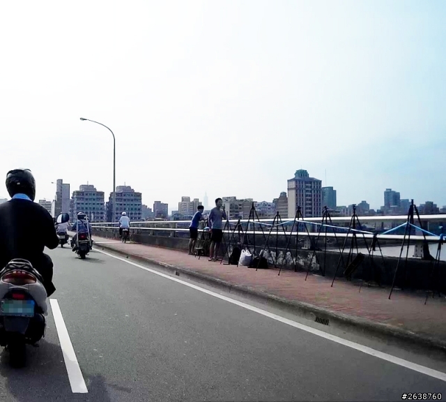 路過台北橋看到一排腳架......殊不知煙火施放取消了