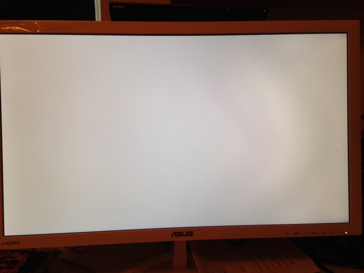 ASUS VX238 螢幕半月型陰影是否正常?