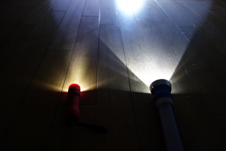 [開箱] 中華節能~夜行天使 DA20 手電筒+行動電源