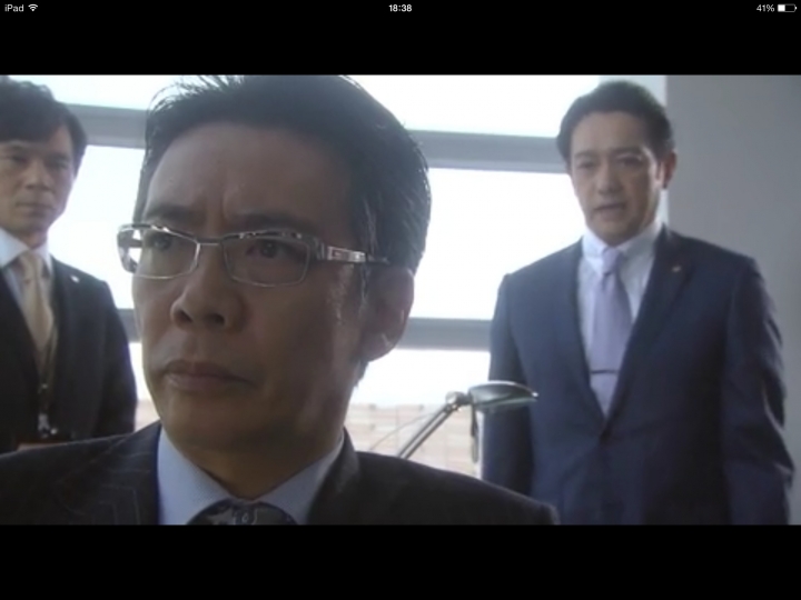 眼力大考驗—請問照片中演員所戴的眼鏡是什麼牌子的