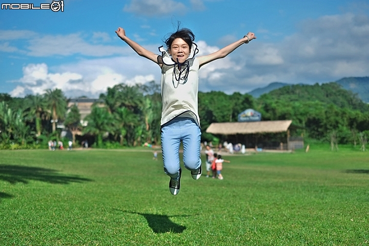這位小姐跳的真活潑跪求神人讓這樣照片更有巧思動感一點謝謝！！！！