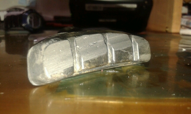 原車配的煞車塊磨成這樣……
