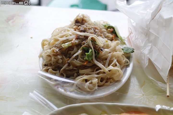 蚵仔寮漁港俗夠大碗的蚵仔煎與炸銀魚、炸魷魚新鮮又超美味！