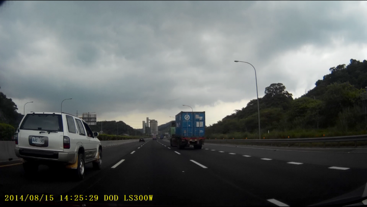 一直變換車道不打方向燈，並遮掩後車牌