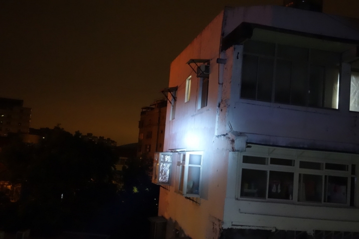[開箱] 中華節能~夜行天使 DA20 手電筒+行動電源