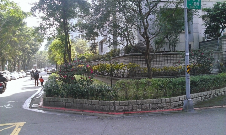 （文長）台北市政府建管處，要等到＂有＂人＂被＂撞＂死＂才願意處理嗎？拖延檢舉邁入第8個月