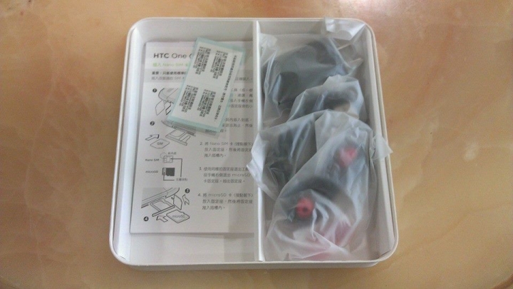 [分享] 紅色 HTC One E8 開箱分享~~~ 第一次不夠專業 希望大家支持!!