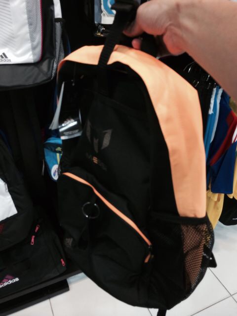 求adidas 逹人此梅西後背包是真的嗎