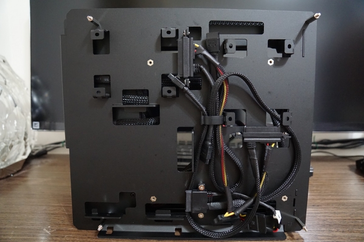招潮蟹的逆襲(進化之水冷蟹)-ASUS MARS 760硬上IN WIN H-Frame mini ITX