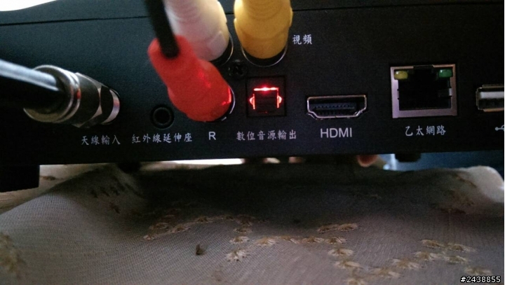 請問喇叭線頭 要如何接在數位電視盒上??