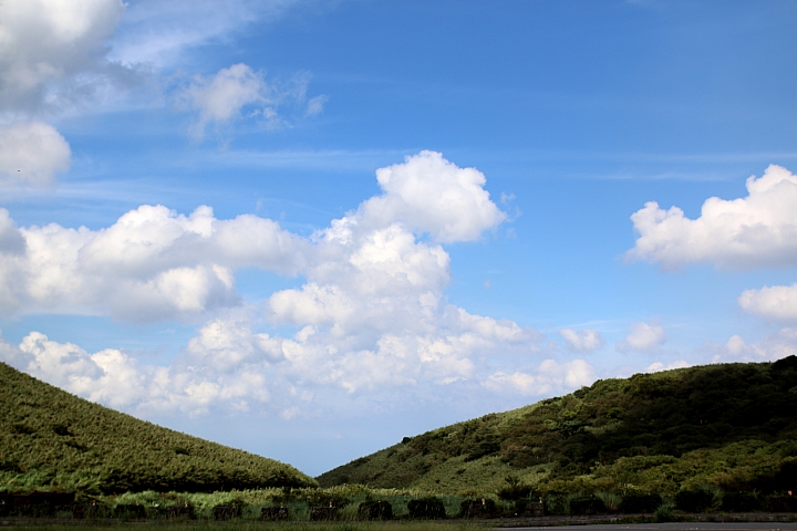 藍天白雲 蓋大樓