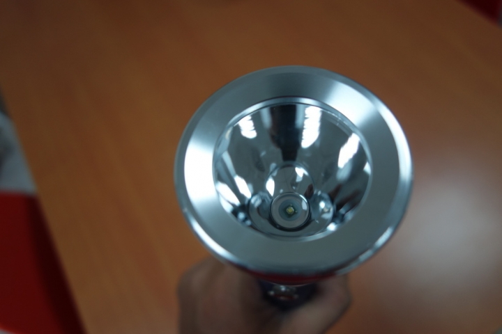 [開箱] 中華節能~夜行天使 DA20 手電筒+行動電源