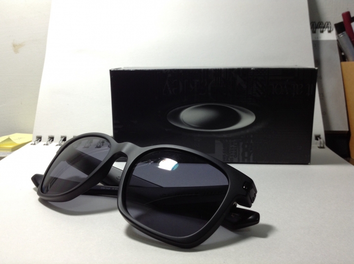 ［開箱］OAKLEY 太陽眼鏡 Garage Rock系列