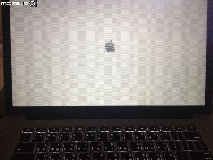 剛剛買15 吋 2.5 GHz 螢幕突然出現雪花,開機也是...