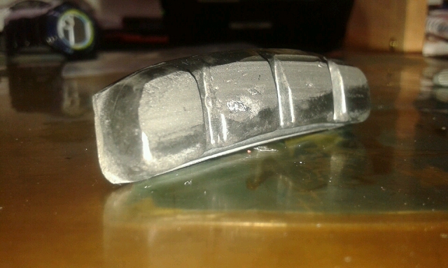 原車配的煞車塊磨成這樣……
