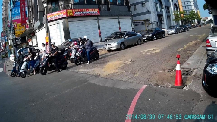 最近都在重做柏油路面~市公所真貼心連民眾家門口都幫忙鋪柏油
