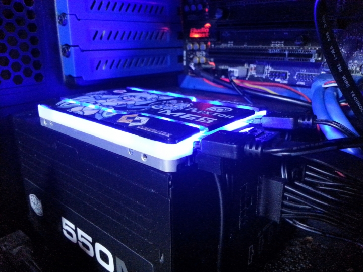 最近作品：讓電腦性能UP的電子妖精！浦科特M6S 128GB藍光LED彩繪版 固態硬碟