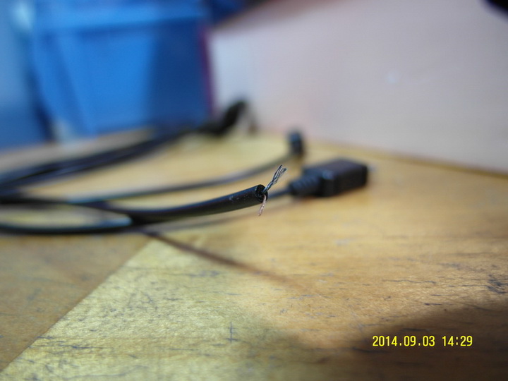 〔有圖〕USB十合一充電線，我把他剪掉，但正負極怎麼黏在一起？