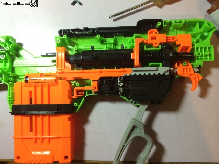 請問有誰知道NERF zombie strike 打擊者大獵槍這兩個零件是裝在哪裡的?