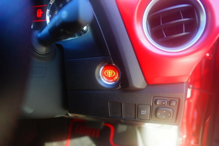 赤い彗星 --- TOYOTA AURIS 夏亞專用機四百公里體驗