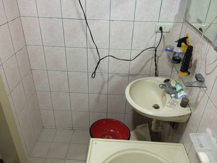 如果衛浴旁邊是更衣室，會建議敲牆犧牲更衣室的20公分，來擴大浴室空間嗎?