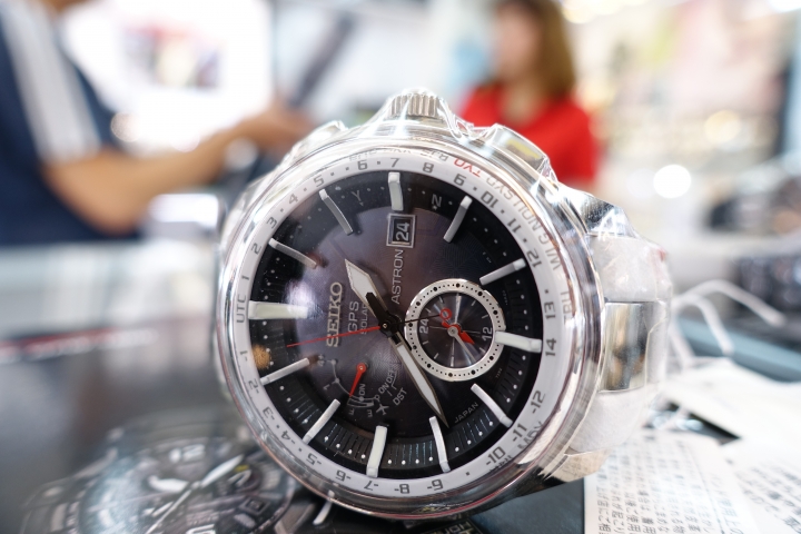 路過表行看到G-SHOCK GPW-1000 & SEIKO ASTRON 二代紅白限量款