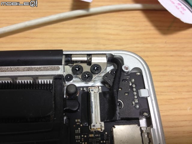 （更新）Macbook Pro 螢幕變形 心好痛﹣》用螺絲起子修好了