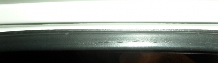 請大家檢查門框或車架框上的膠條有沒有像我一樣有龜裂的現象(有附圖片)
