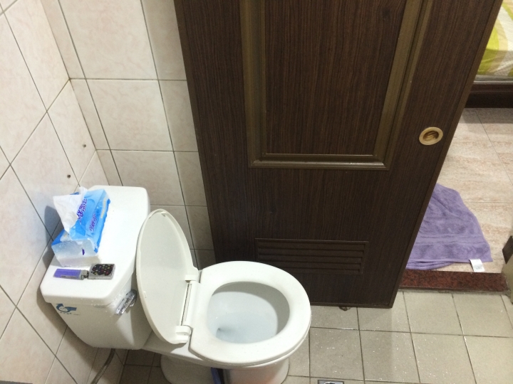 如果衛浴旁邊是更衣室，會建議敲牆犧牲更衣室的20公分，來擴大浴室空間嗎?