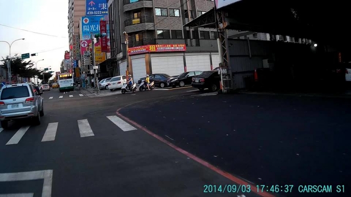 最近都在重做柏油路面~市公所真貼心連民眾家門口都幫忙鋪柏油
