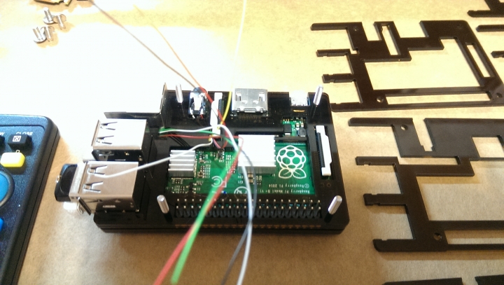 樹莓派Raspberry Pi B+ 自製壓克力外殼-內含搖控器電路及影音端子加裝國際影音端子