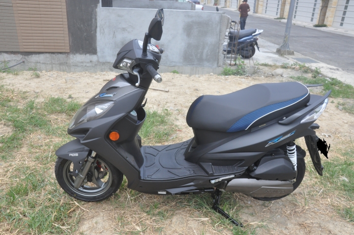 新手第一次開箱《雷霆 150 ABS Motocam 消光黑》