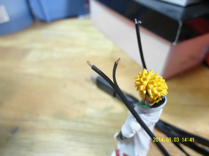 〔有圖〕USB十合一充電線，我把他剪掉，但正負極怎麼黏在一起？