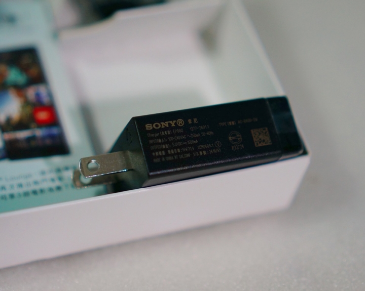 行動美學 . 大膽玩色 ~ SONY XPERIA Z3 古銅金 颱風夜微開箱...
