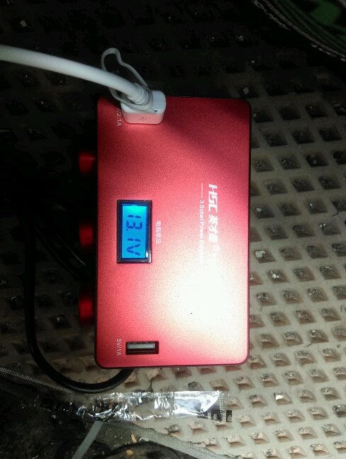[求解]汽車點煙器一拖3充電器+5V 1A&5V 2.1A Usb+汽車電瓶顯示是否正常